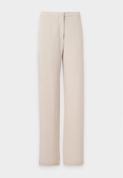 Pantalon beige à jambes droites, taille haute, fermeture par boutons et détails subtils de coutures avant sur fond uni.