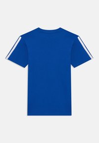 Blå bomull T-skjorte med korte ermer. Har hvite striper langs skuldrene. Enkelt design, myk tekstur og rund hals.
