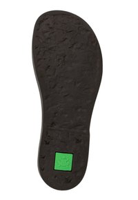 Suela de zapato negra con una superficie texturizada, que presenta un pequeño cuadrado verde con un símbolo de rana. Forma redondeada con una ligera curva en la punta.