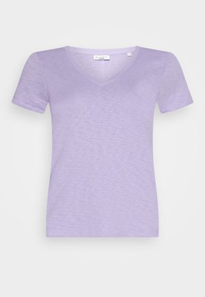 Laventelin värinen lyhythihainen V-kaula-aukkoinen T-paita, jossa on hienovarainen meleerattu rakenne, esitetty tasaisesti valkoista taustaa vasten.