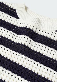 Gehäkelter Pullover mit wechselnden marineblauen und weißen Streifen, mit einer strukturierten offenen Masche und einem gerippten Rundhalsausschnitt.