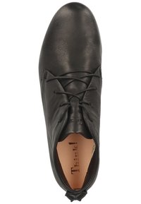 Chaussure en cuir noir au texture lisse, avec un bout arrondi, un design à lacets, et un branding subtil sur la semelle intérieure.