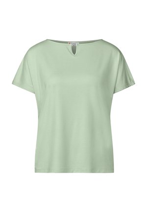 Camiseta verde claro de manga corta hecha de una tela suave. Presenta un escote redondeado con un pequeño detalle de ojal en la parte frontal.