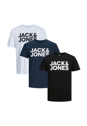 Drei T-Shirts mit Rundhalsausschnitt in Weiß, Marineblau und Schwarz, jeweils mit dem fetten Schriftzug "JACK & JONES" in kontrastierenden Farben über der Brust.