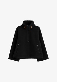 Sudadera de forro polar negra con un collar alto, cierre de cremallera en la parte delantera y dos bolsillos laterales con cremallera; cuenta con botones redondos en el collar.