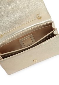 Borsa in pelle con finitura dorata, dotata di interno liscio, chiusura a patta e dettagli hardware dorati. Presenta scomparti multipli all'interno.