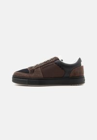 Επιλέχθηκε, dark brown/black