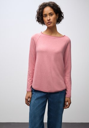 Rosa långärmad topp i mjukt material med båthals, rundad nederkant och avslappnad passform, kombinerad med vida blå denimjeans.