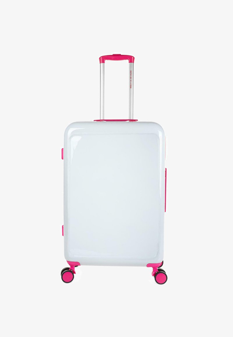 Maleta de hard-shell blanca con acentos rosas. Cuenta con un asa retráctil y cuatro ruedas rosas. Textura suave y brillante. Forma cuadrada.