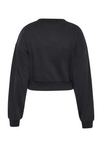 Maglione cropped nero con scollo e polsini a costine, con maniche oversize e una texture morbida sul tessuto.
