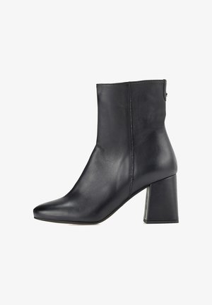 Botte de cheville en cuir noir avec un bout pointu, un talon bloc haut et un design épuré. Fermeture éclair sur le côté et texture lisse. Détails de couture simples.