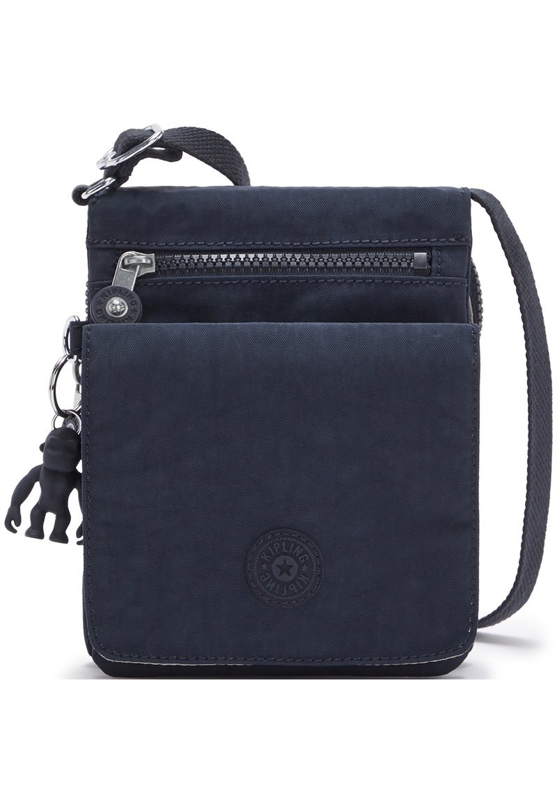 Marineblå crossbody taske lavet af slidstærkt stof, med en frontlomme, lynlåslukning og en dekorativ abe nøglering.