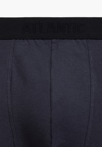 Ciemnoszare bokserki z miękkim, elastycznym pasem w talii, na którym znajduje się napisy "ATLANTIC" w fakturowanej czcionce. Gładki materiał, bez widocznych wzorów czy akcentów.