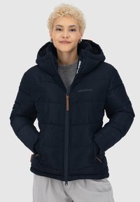 Giacca puffer blu navy con cerniera frontale, cappuccio staccabile e design trapuntato. Presenta dettagli marroni sulle cerniere e il logo del marchio sul petto.