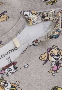Grijze katoenen rompertje met cartoonhonden in levendige kleuren. Drukknoopsluiting bij de hals voor gemakkelijk aankleden.