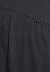 Vestido cinza escuro feito de um tecido suave e texturizado, com detalhes franzidos e um botão decorativo perto da cintura.