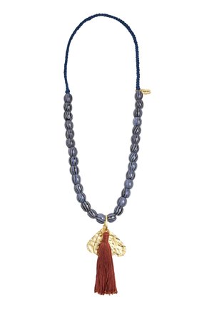 Naszyjnik z niebiesko-białymi okrągłymi koralikami w paski, dużym złotym zawieszką w kształcie liścia oraz długim brązowym chwostem na splecionym ciemnoniebieskim sznurku.