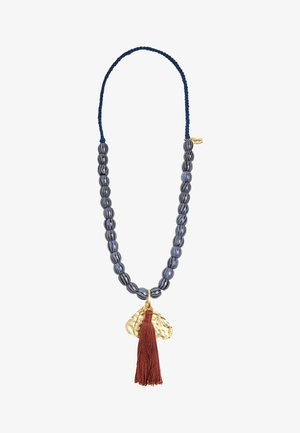 Naszyjnik z niebiesko-białymi okrągłymi koralikami w paski, dużym złotym zawieszką w kształcie liścia oraz długim brązowym chwostem na splecionym ciemnoniebieskim sznurku.