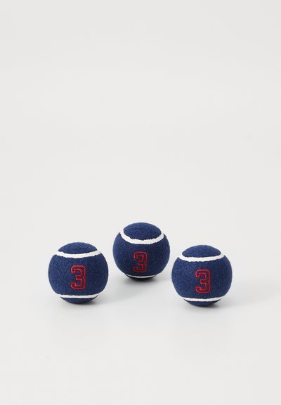 Tres bolas de fieltro azul oscuro con rayas blancas y el número «3» bordado en un lado. Forma redonda, superficie texturizada y tamaño compacto.