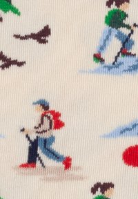 Petits skieurs pixelisés portant des tenues colorées, skiant sur un tissu blanc tricoté avec des oiseaux bruns éparpillés et des formes abstraites.