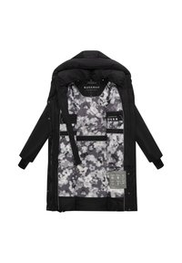 Zwarte parka met een doorgestikt exterieur en een bloemen-camo-gepatroonde voering, voorzien van meerdere binnenzakken en gelabelde onderhoudsinstructies.