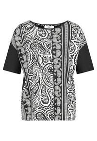 Czarna i biała bluzka z nadrukiem paisley po jednej stronie, z czarnym, gładkim rękawem oraz kontrastowym, wzorzystym panelem, okrągły dekolt.