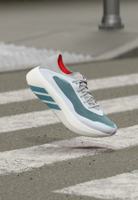 Επιλέχθηκε, footwear white/petrol metallic/lucid red