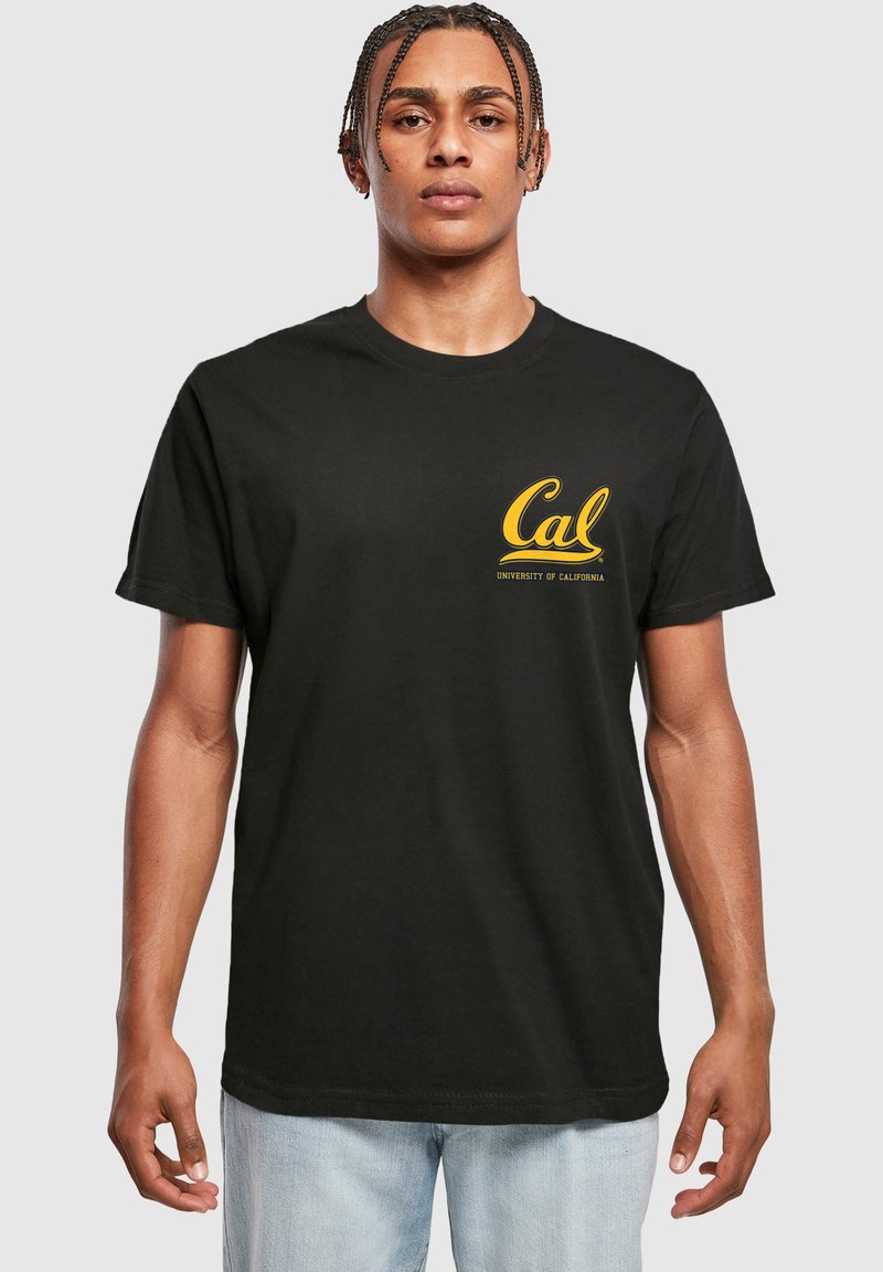 Camiseta de algodón negra de manga corta, con un logo amarillo de "Cal" y el texto "Universidad de California" en el lado izquierdo del pecho.