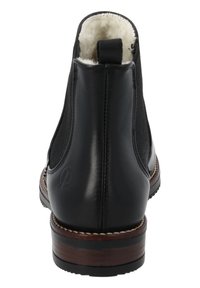 Czarny skórzany botek za kostkę z elastycznymi panelami bocznymi, wełnianą podszewką i brązowym drewnianym obcasem. Posiada teksturowaną powierzchnię zewnętrzną i gładkie wykończenie.