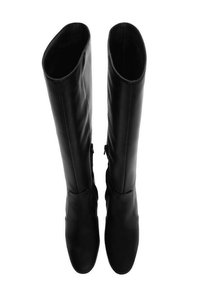 Korkeat mustat nahkasaappaat, joissa on sivuvetoketjut, näkymä ylhäältä valkoista taustaa vasten.