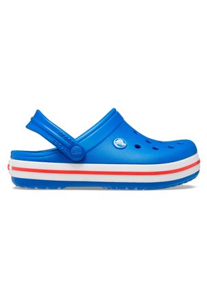 Zuecos azules de goma con orificios de ventilación, correa de talón ajustable, media suela blanca con franjas de acento rojas y azules.