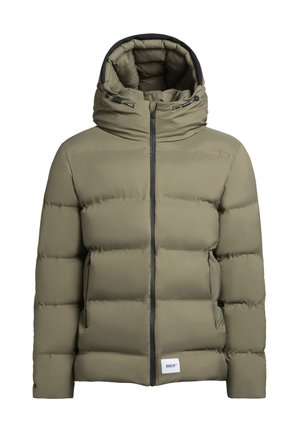 Gewatteerde olijfgroene jacket met een capuchon, met een ritssluiting aan de voorkant, elastische manchetten, zijzakken en een label op de onderkant van de voorkant.