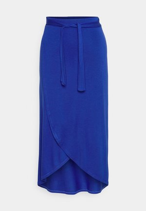 Blåt wrap-nederdel med høj talje, bindedetalje i siden og en buet kant. Stoffet ser blødt og glat ud med en draperet silhuet.