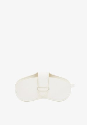 Maschera per dormire in pelle bianca con bordi cuciti e cinturino regolabile davanti su sfondo bianco.
