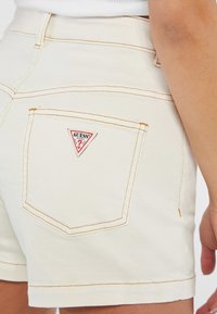 Guess HIGH WAIST - Shorts di jeans - creme