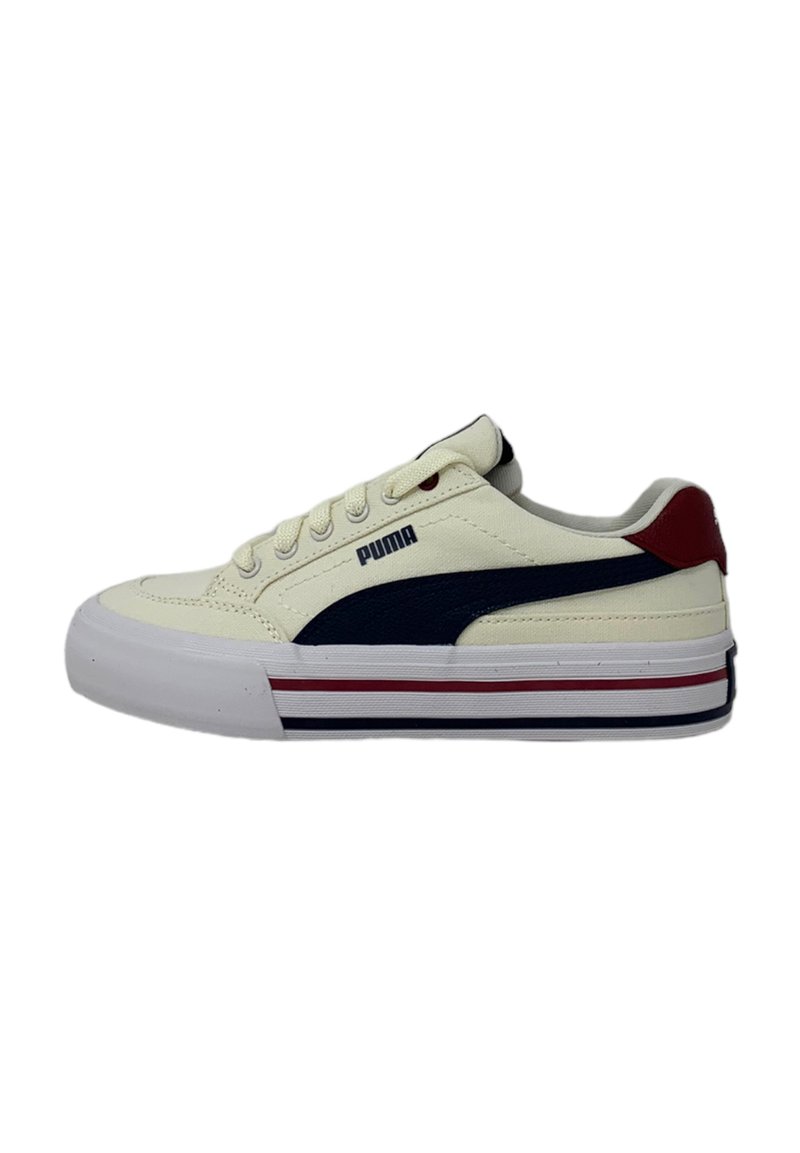 Sneaker Puma con tomaia in tela color crema, dettaglio laterale blu navy, tallone bordeaux e suola in gomma bianca con strisce rosse e blu navy.