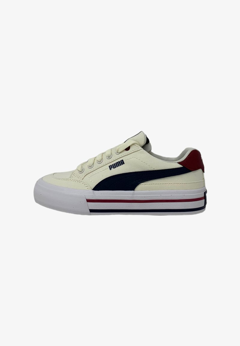 Sneaker Puma con tomaia in tela color crema, dettaglio laterale blu navy, tallone bordeaux e suola in gomma bianca con strisce rosse e blu navy.