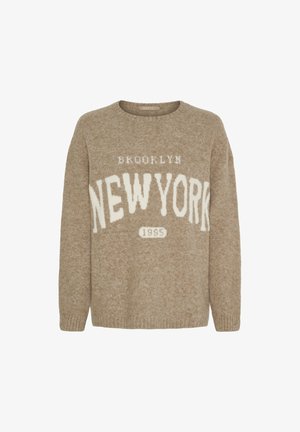 Beige strikket sweater med rund halsudskæring og lange ærmer. Har "BROOKLYN," "NEW YORK," og "1995" i kontrasterende hvid skrift. Blød tekstur.