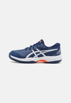 Chaussure de sport bleue avec des accents blancs, tige texturée, bout rond et design à lacets. Dispose d'une semelle rembourrée avec un détail orange.
