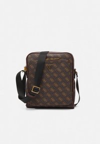 Καφέ τσάντα ώμου με σχέδιο και απαλό υφή, με ρυθμιζόμενο μαύρο λουρί, χρυσά μεταλλικά στοιχεία και φερμουάρ στην μπροστινή τσέπη.