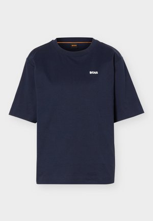 Κοντομάνικη μπλούζα σε ναυτικό μπλε, με στρογγυλή λαιμόκοψη και μικρό λευκό λογότυπο "BOSS" στο αριστερό στήθος.