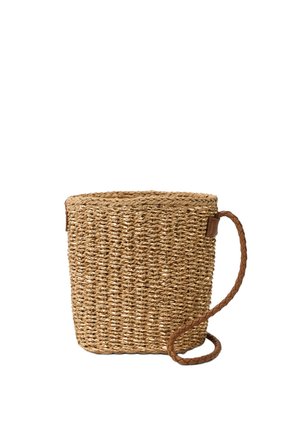 Gevlochten strooien bucketbag met een ronde gevlochten leren riem, natuurlijke tan kleur, cilindervorm en een open bovenkant.