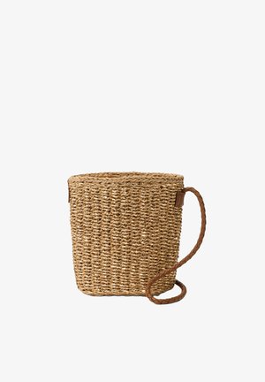 Gevlochten strooien bucketbag met een ronde gevlochten leren riem, natuurlijke tan kleur, cilindervorm en een open bovenkant.