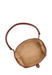Bolso de mano de cuero marrón con un acabado suave y forma ovalada. Presenta un asa única y un interior de ante suave sin compartimentos.