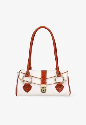 Witte leren handtas met bruine accenten, voorzien van een sluiting met een gesp, metalen ringen en decoratieve stiksels. Twee stevige handvatten voor het dragen.