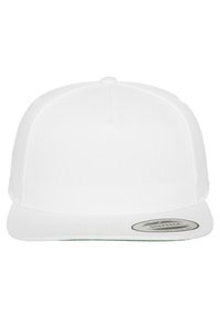 Valge snapback-kork lameda äärega, sileda kangasteksti ja ringikujulise sildiga ees paremal küljel. Ilma mustrite või aktsentideta.