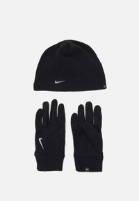 Czarny zimowy zestaw czapki z polaru i rękawiczek, z metalicznym logo Nike na każdym elemencie; miękka tekstura; dopasowany krój; ciepłe i lekkie.