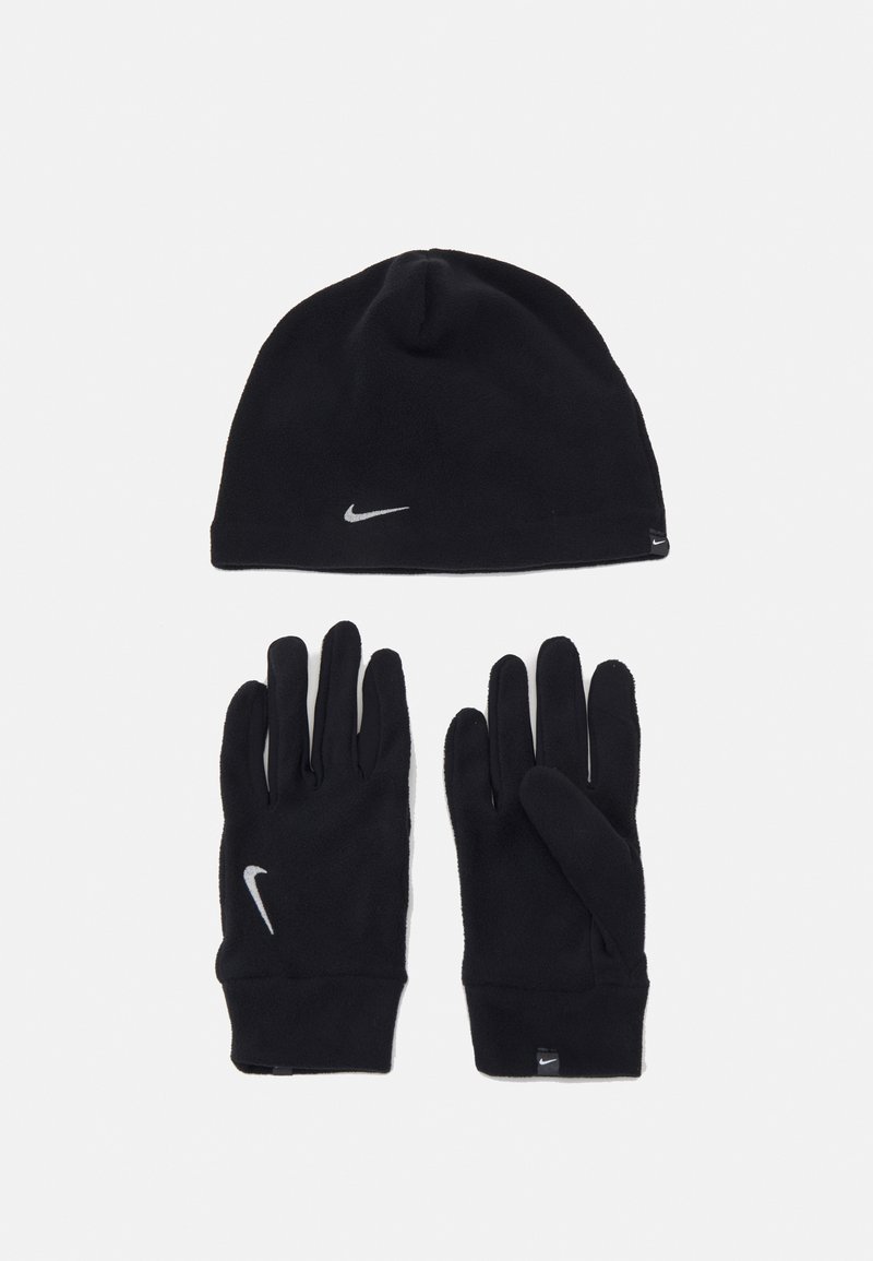 Czarny zimowy zestaw czapki z polaru i rękawiczek, z metalicznym logo Nike na każdym elemencie; miękka tekstura; dopasowany krój; ciepłe i lekkie.