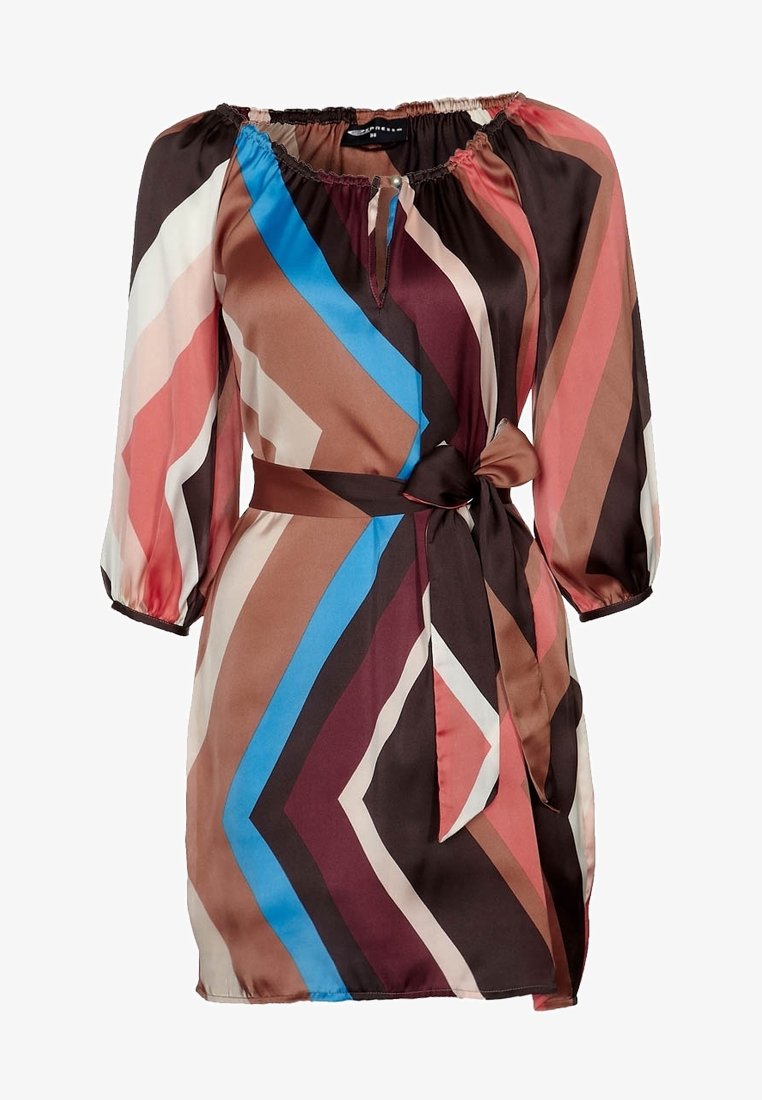 Robe à manches longues avec des rayures diagonales géométriques en marron, bleu, rose et blanc, avec une ceinture à la taille et un col froncé avec ouverture devant.