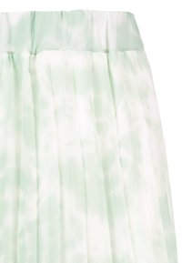 Helles grünes plissiertes Kleid mit einem Batikmuster und sanften weißen Akzenten. Der Stoff erscheint glatt mit einer leicht glänzenden Textur.